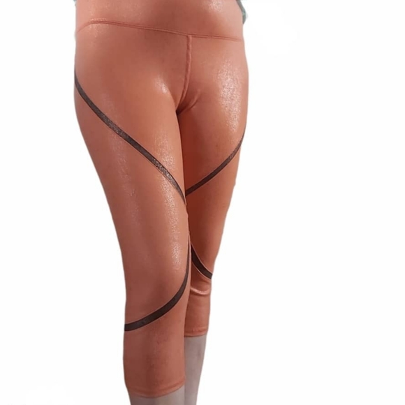 ALO Yoga whisper Capri legging . - Picture 14 of 16